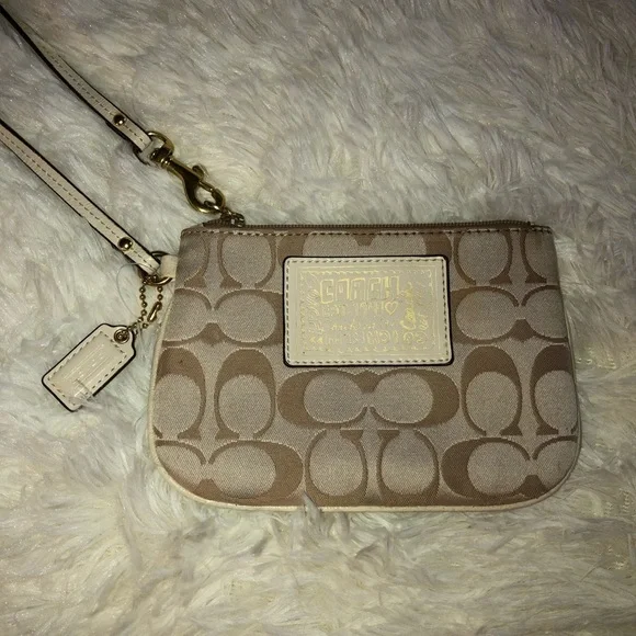 Coach Poppy Wristlet - Picture 6 of 14